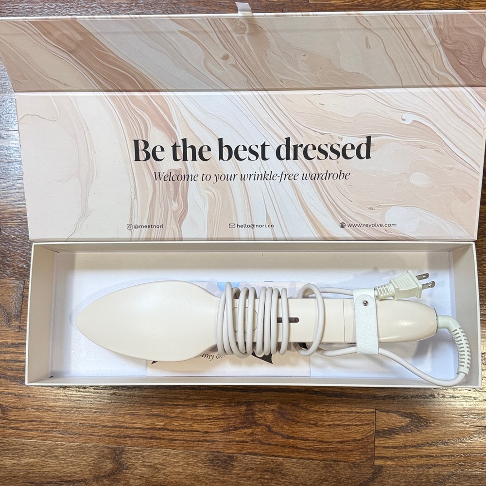 Nori x Revolve travel Iron / Steamer